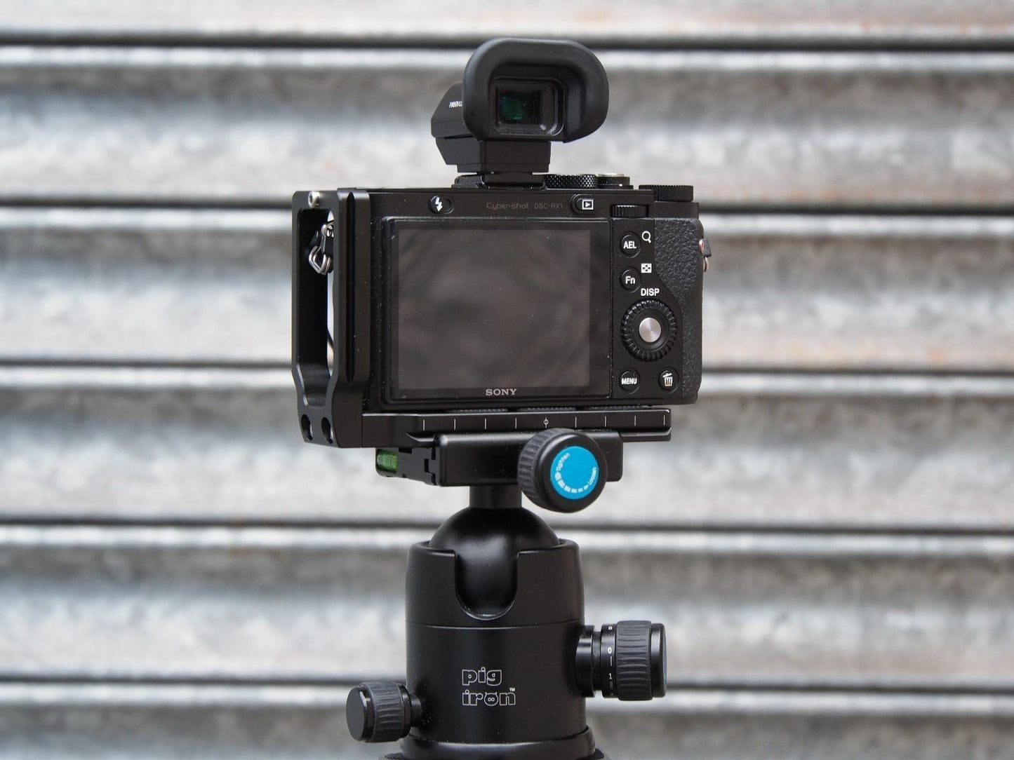 Pig Iron LB-1 L-Bracket. Arca Swiss Compatible Quick Release Camera Tripod Plate