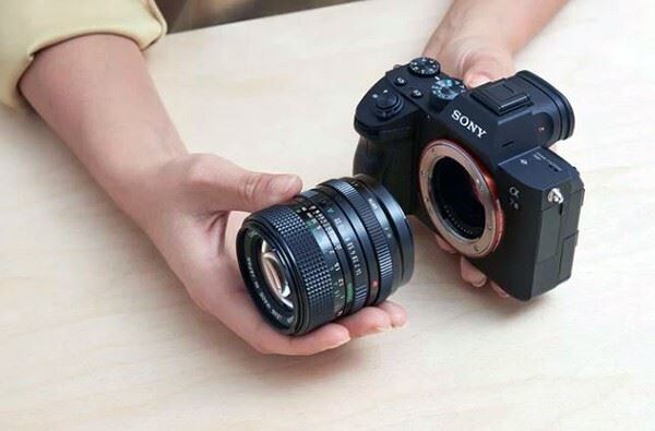 Urth Manual Lens Mount Adapter = Canon FD-Mount Lens to Sony E-Mount Camera Body
